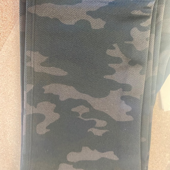 Spanx Black Camo Leggings NWT Size Small - Picture 9 of 13